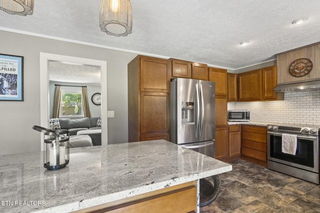 145 Gayle Ave, Lenoir City, TN 37771