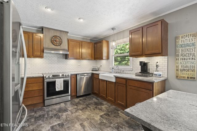 145 Gayle Ave, Lenoir City, TN 37771