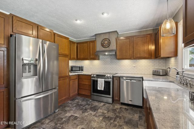 145 Gayle Ave, Lenoir City, TN 37771