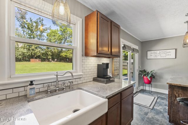 145 Gayle Ave, Lenoir City, TN 37771