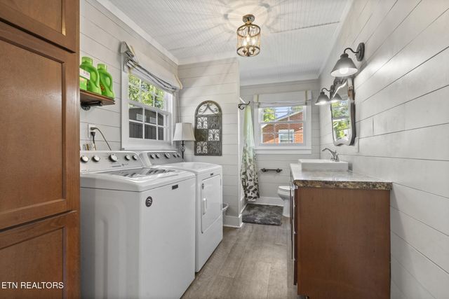 145 Gayle Ave, Lenoir City, TN 37771