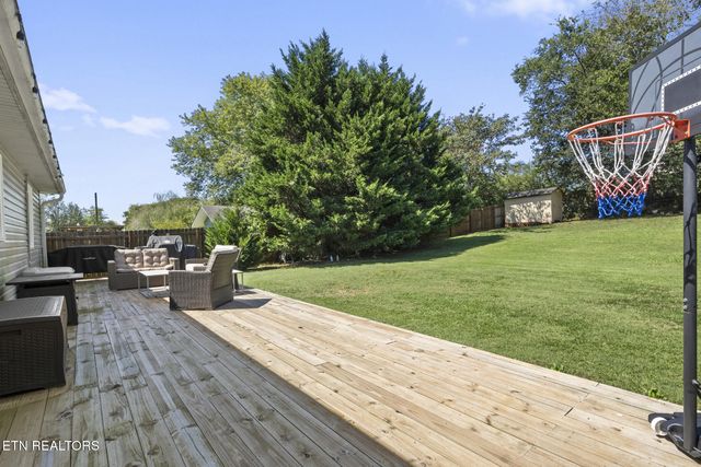 145 Gayle Ave, Lenoir City, TN 37771