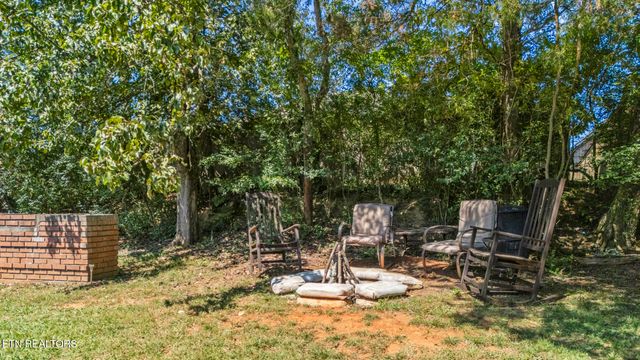 145 Gayle Ave, Lenoir City, TN 37771