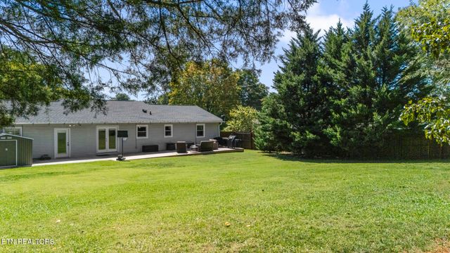 145 Gayle Ave, Lenoir City, TN 37771