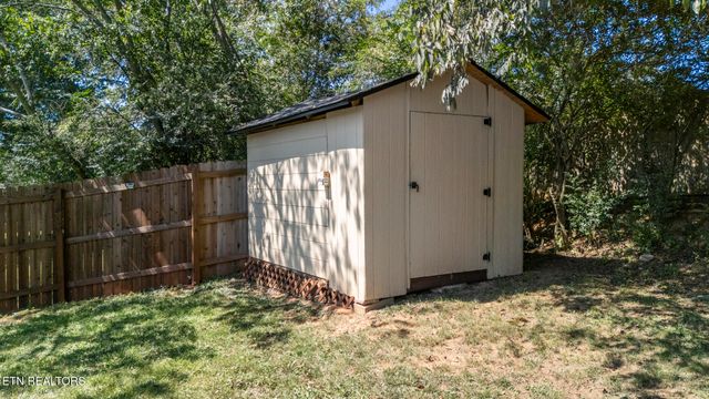 145 Gayle Ave, Lenoir City, TN 37771