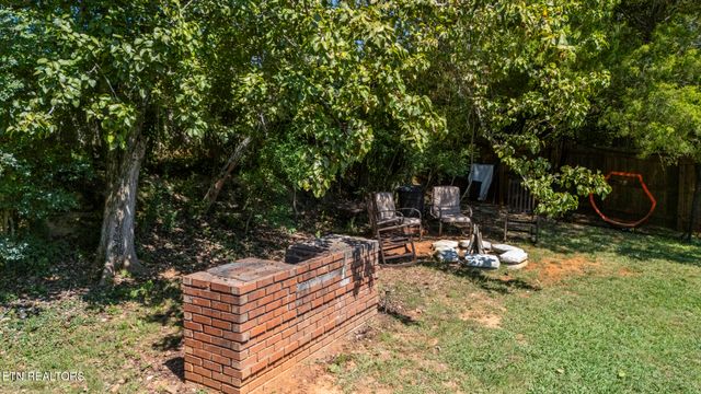 145 Gayle Ave, Lenoir City, TN 37771