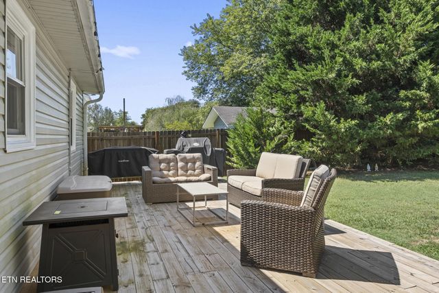 145 Gayle Ave, Lenoir City, TN 37771