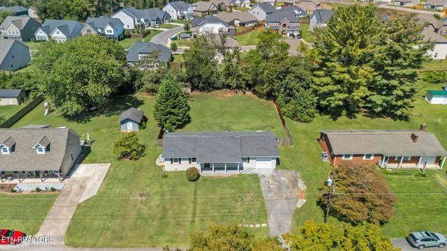 145 Gayle Ave, Lenoir City, TN 37771