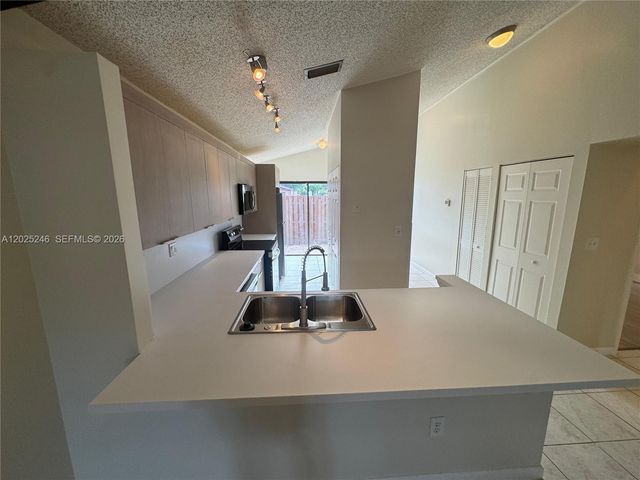 1752 NW 72nd Ave 83, Plantation, FL 33313