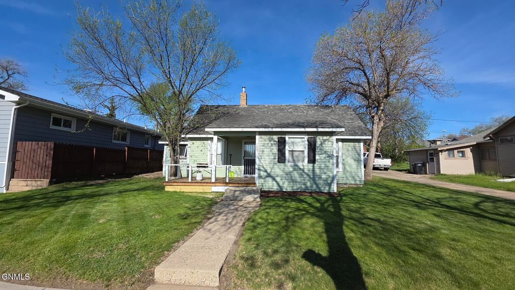 105 3rd Street NW, Watford City, ND 58854 photo 1