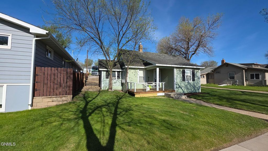 105 3rd Street NW, Watford City, ND 58854 photo 2
