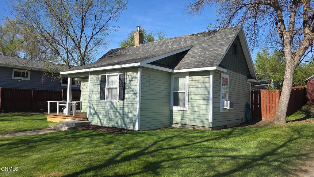 105 3rd Street NW, Watford City, ND 58854 photo 3