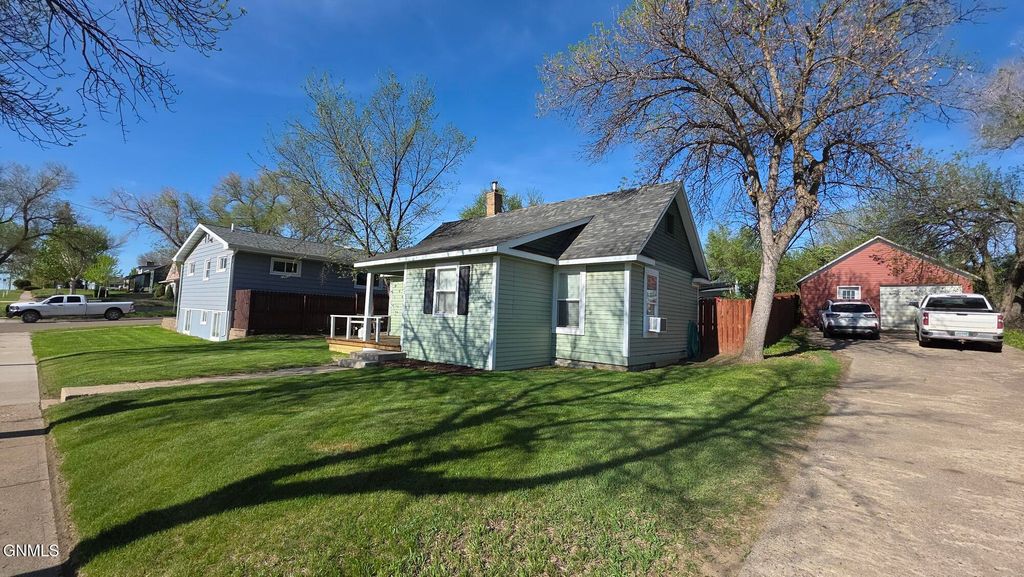 105 3rd Street NW, Watford City, ND 58854 photo 4