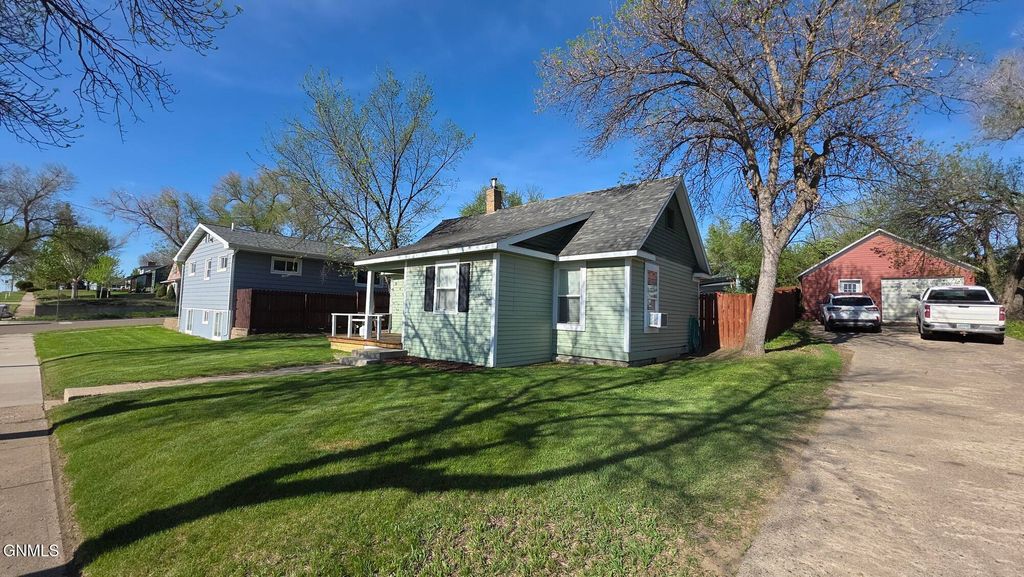 105 3rd Street NW, Watford City, ND 58854 photo 5