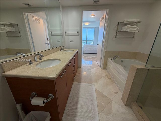 50 Biscayne Blvd 5402, Miami, FL 33132