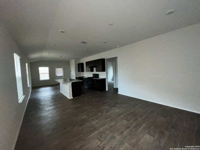 324 Middle Green Loop, Floresville, TX 78114