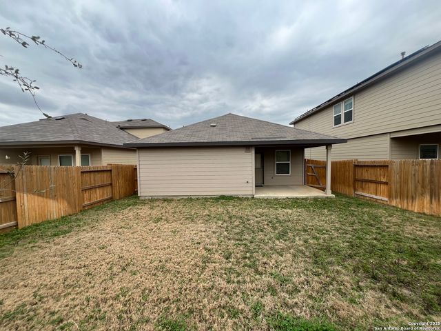 324 Middle Green Loop, Floresville, TX 78114