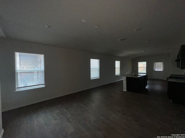 324 Middle Green Loop, Floresville, TX 78114