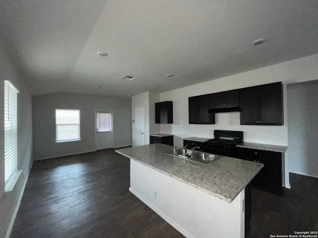 324 Middle Green Loop, Floresville, TX 78114