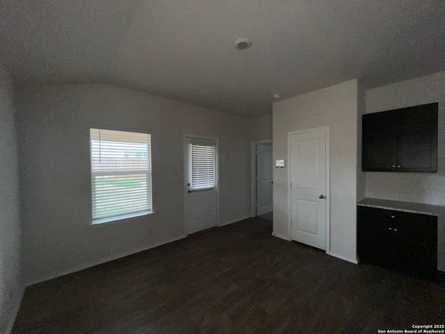 324 Middle Green Loop, Floresville, TX 78114