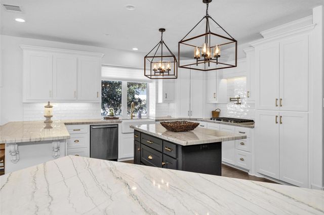 111 Edgewood Drive, Montgomery, TX 77356