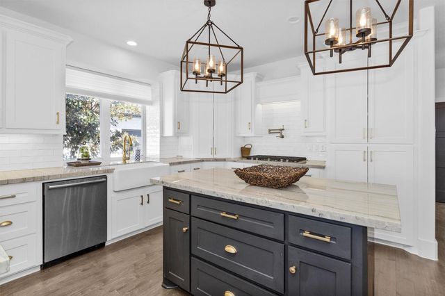 111 Edgewood Drive, Montgomery, TX 77356