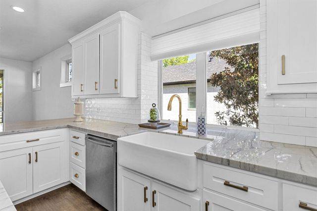 111 Edgewood Drive, Montgomery, TX 77356