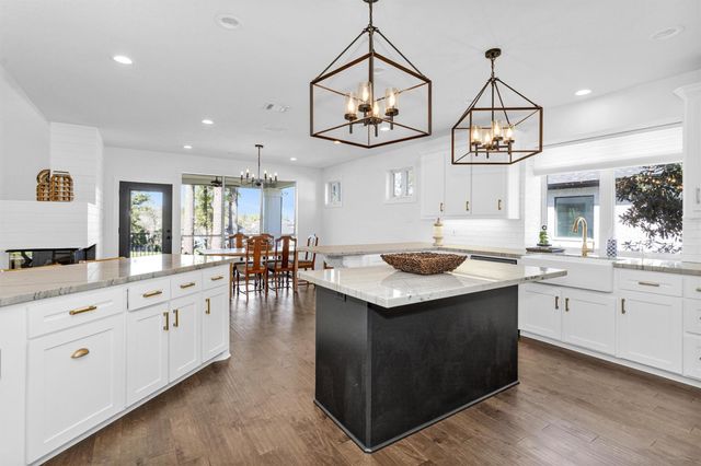 111 Edgewood Drive, Montgomery, TX 77356