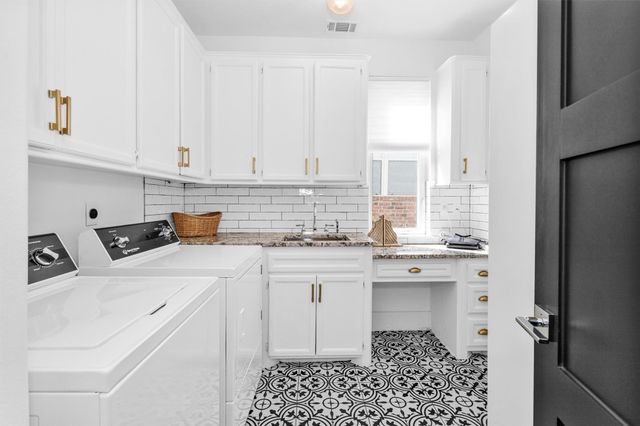 111 Edgewood Drive, Montgomery, TX 77356