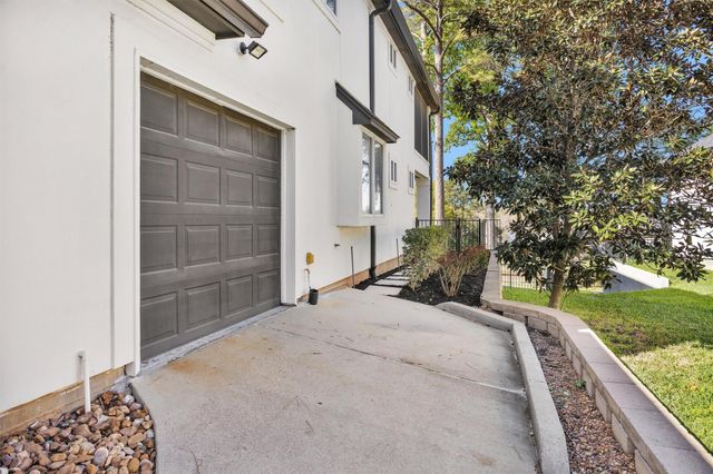 111 Edgewood Drive, Montgomery, TX 77356