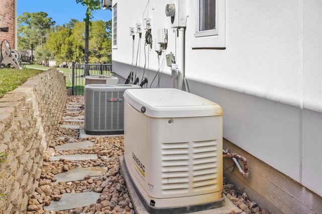 111 Edgewood Drive, Montgomery, TX 77356