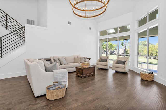 111 Edgewood Drive, Montgomery, TX 77356