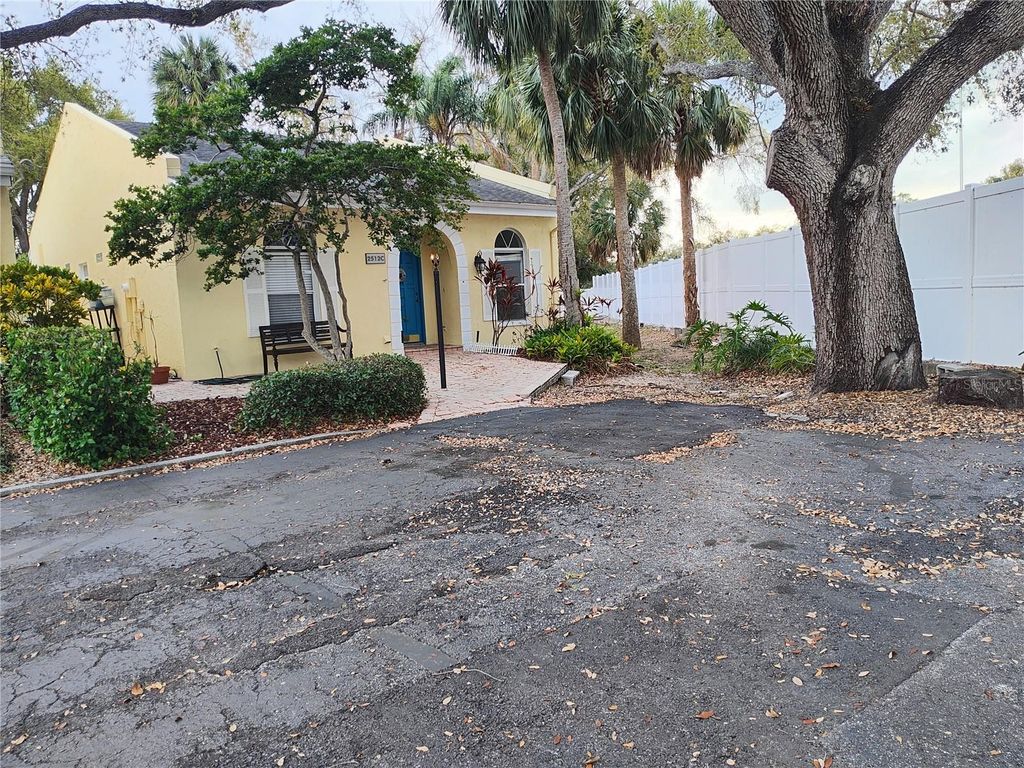 Image 33 of property listing at 2512 W TEXAS AVENUE C, Tampa, FL 33629