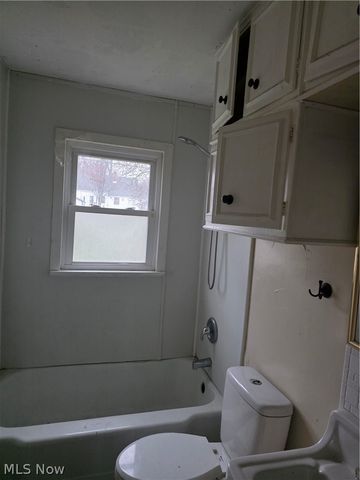 752 Laird Avenue NE, Warren, OH 44483