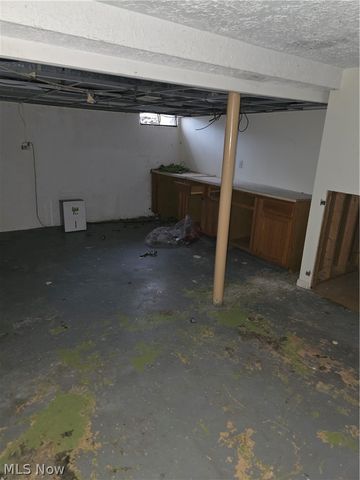 752 Laird Avenue NE, Warren, OH 44483