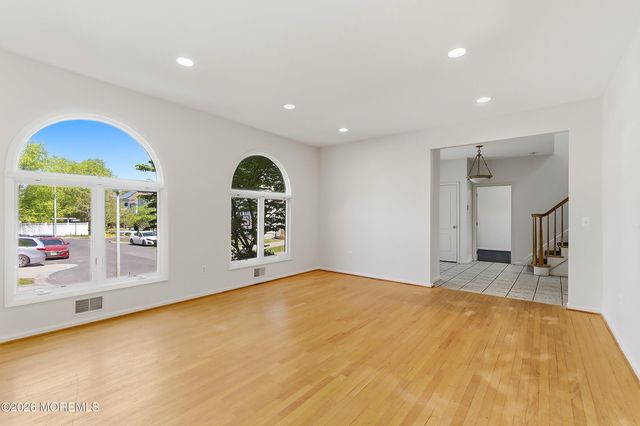 402 Twin Oaks Drive, Lakewood, NJ 08701