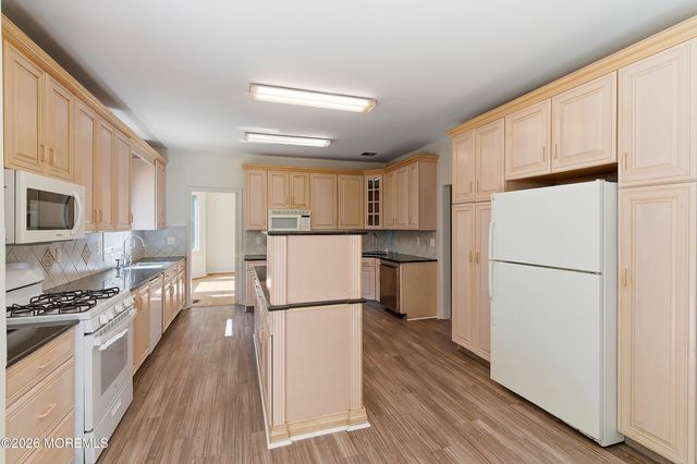 402 Twin Oaks Drive, Lakewood, NJ 08701