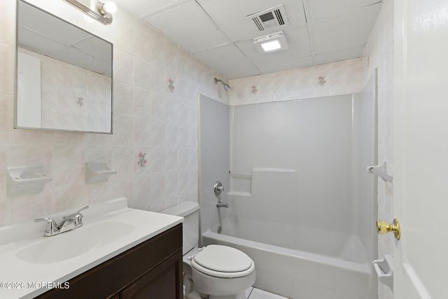 402 Twin Oaks Drive, Lakewood, NJ 08701