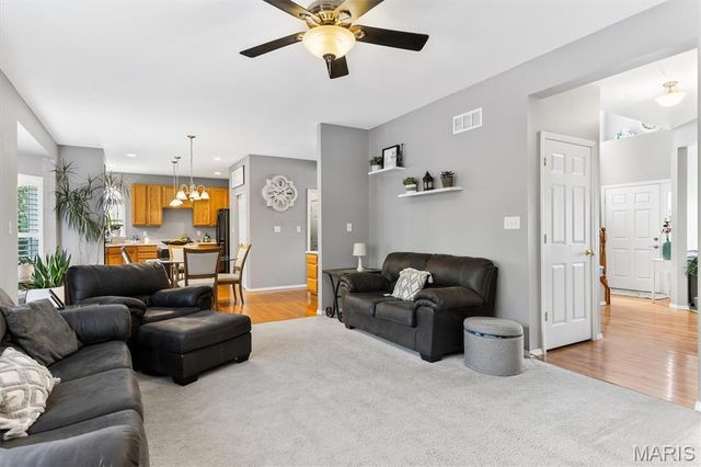 3221 Kingsridge Manor Drive, Oakville, MO 63129