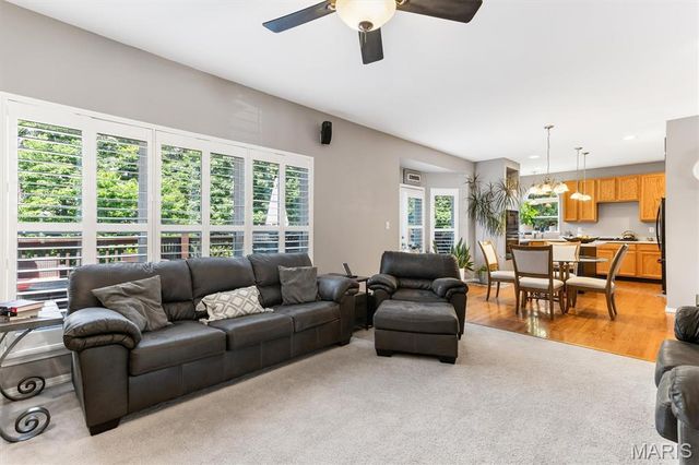 3221 Kingsridge Manor Drive, Oakville, MO 63129