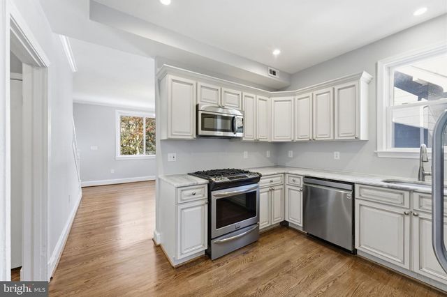 8209 FLOWER AVE, Takoma Park, MD 20912