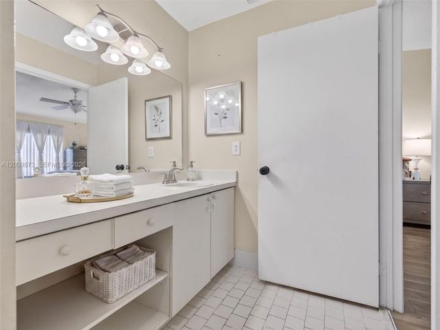 64 Meadows Dr, Boynton Beach, FL 33436