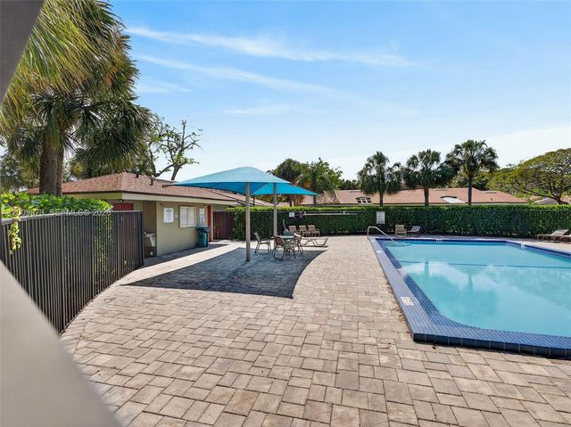 64 Meadows Dr, Boynton Beach, FL 33436