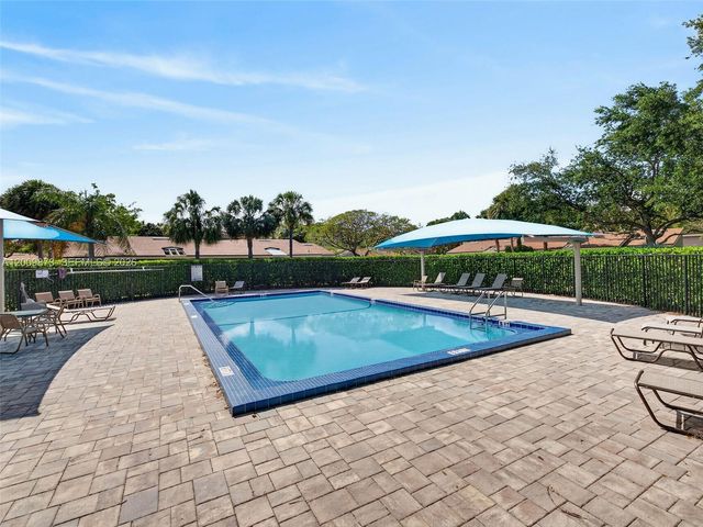 64 Meadows Dr, Boynton Beach, FL 33436