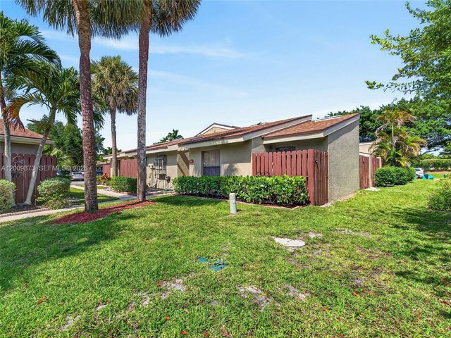64 Meadows Dr, Boynton Beach, FL 33436