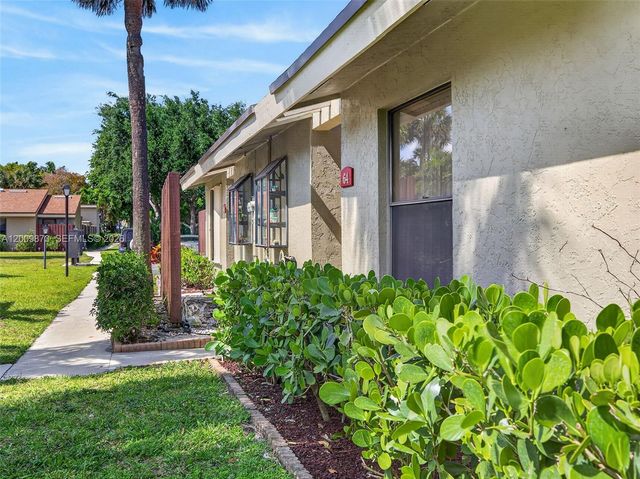 64 Meadows Dr, Boynton Beach, FL 33436