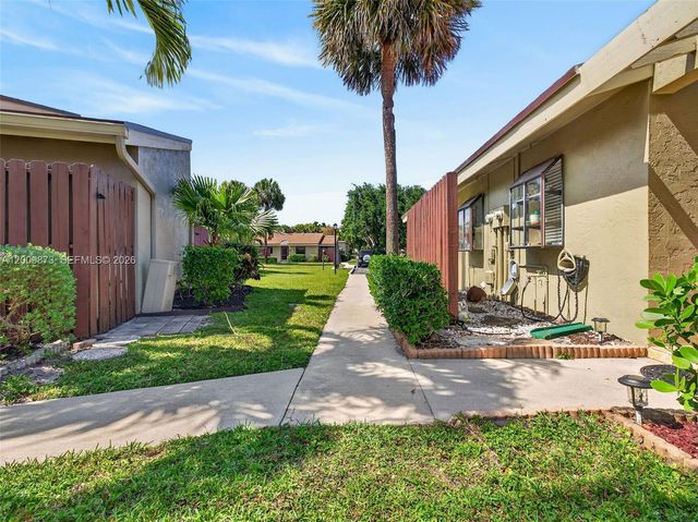 64 Meadows Dr, Boynton Beach, FL 33436