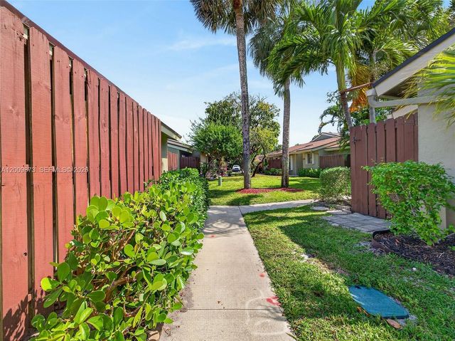 64 Meadows Dr, Boynton Beach, FL 33436