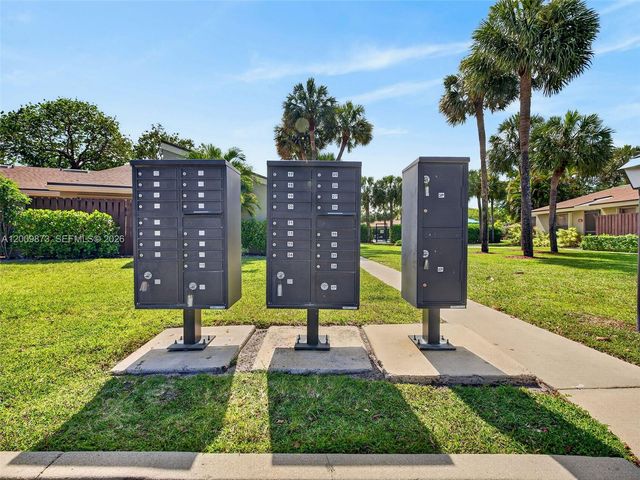 64 Meadows Dr, Boynton Beach, FL 33436