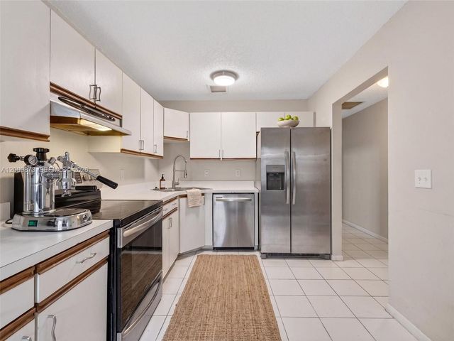 64 Meadows Dr, Boynton Beach, FL 33436